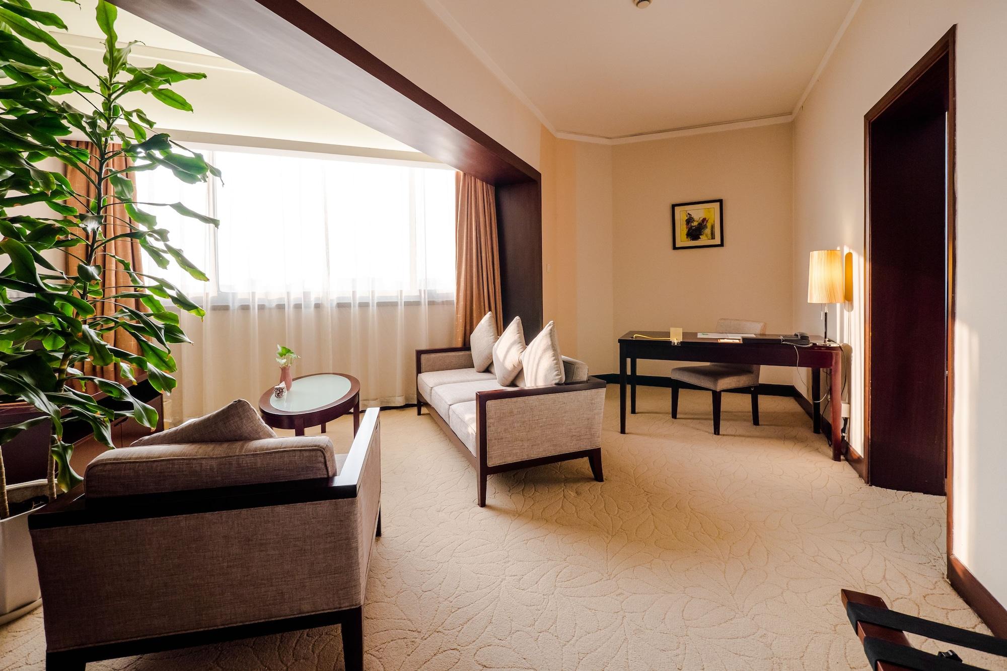 Rui Tai Hongqiao Hotel 4*