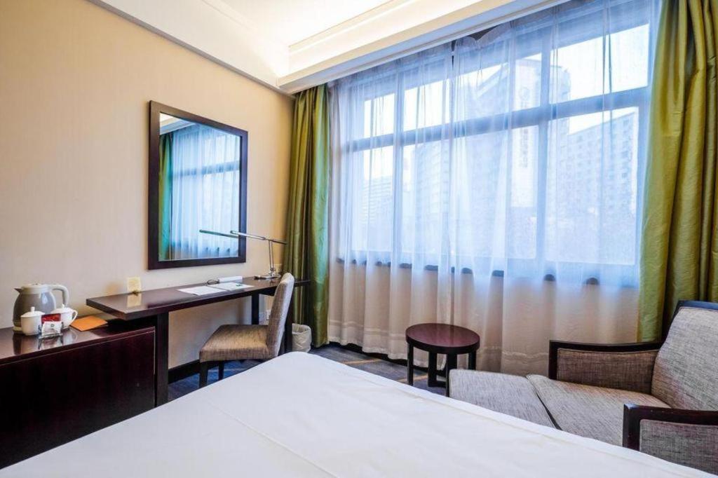 Rui Tai Hongqiao Hotel 4*